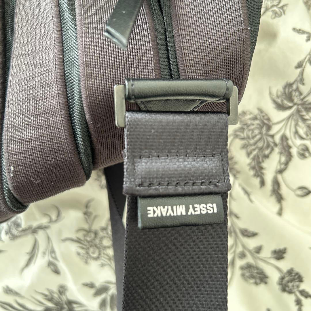 ISSEY MIYAKE ブラック ショルダーバッグ