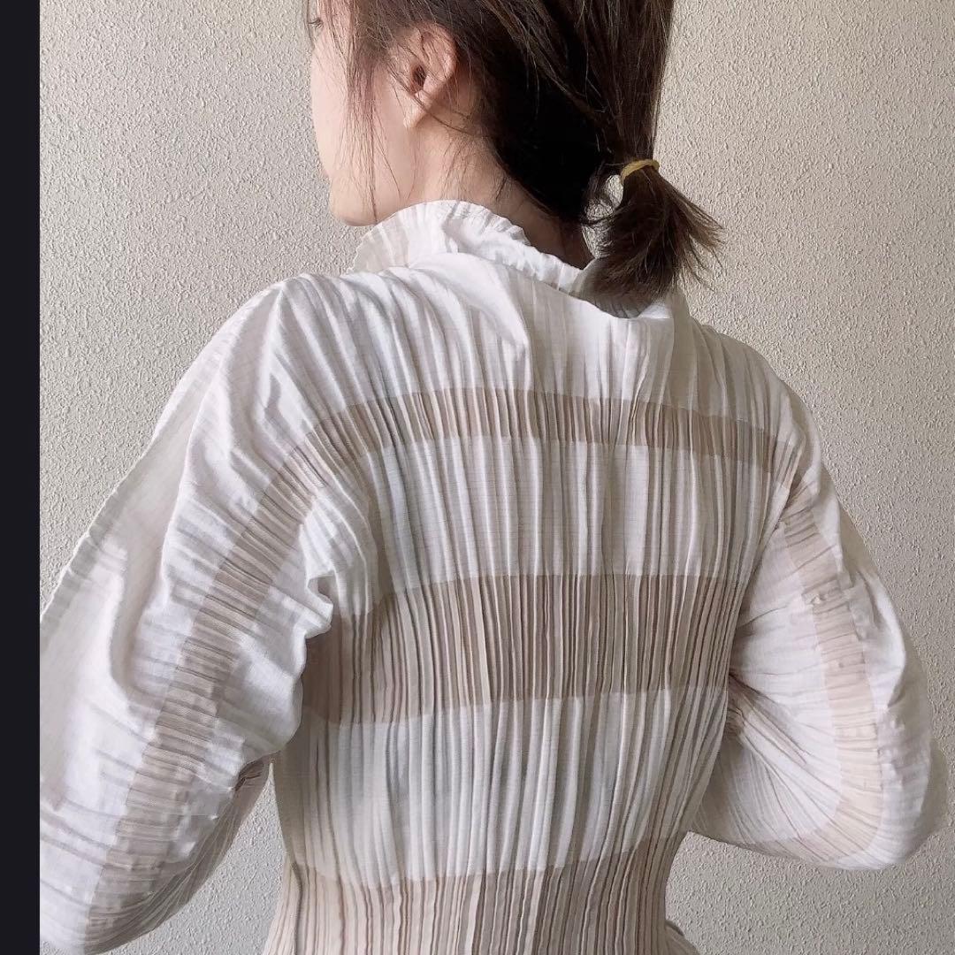ISSEY MIYAKE バルーンスリーブ　プリーツ加工の長袖シャツ