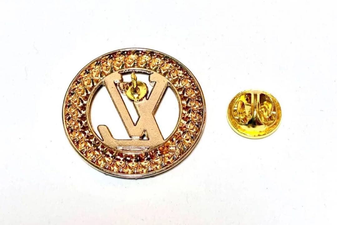 LOUIS VUITTON ロゴブローチ