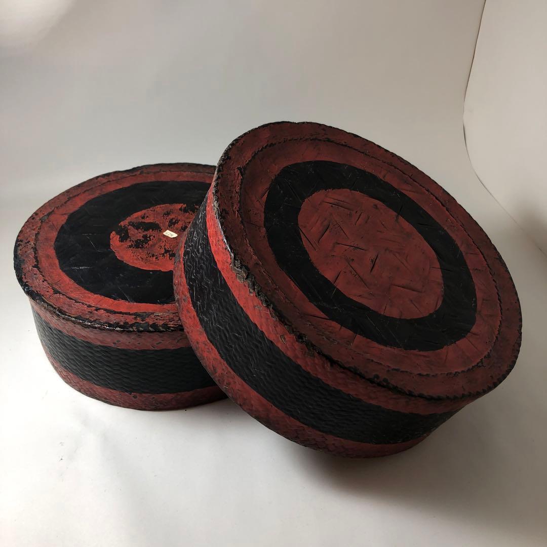籠胎朱彩籠　装飾的な漆器ボウル 中型 黒赤とキンマ独楽丸蓋物の2点セット