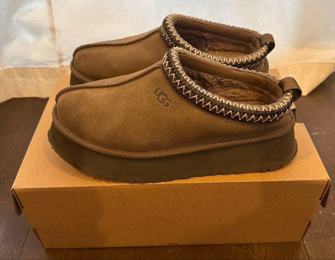 靴 UGG TAZZ