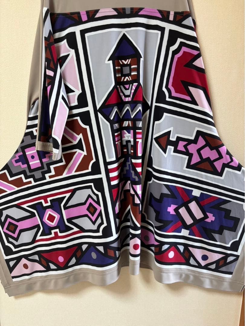 『美品』⭐️トクコプルミエヴォル⭐️ベージュに幾何学でカラフルなプリントでサイド大❣️