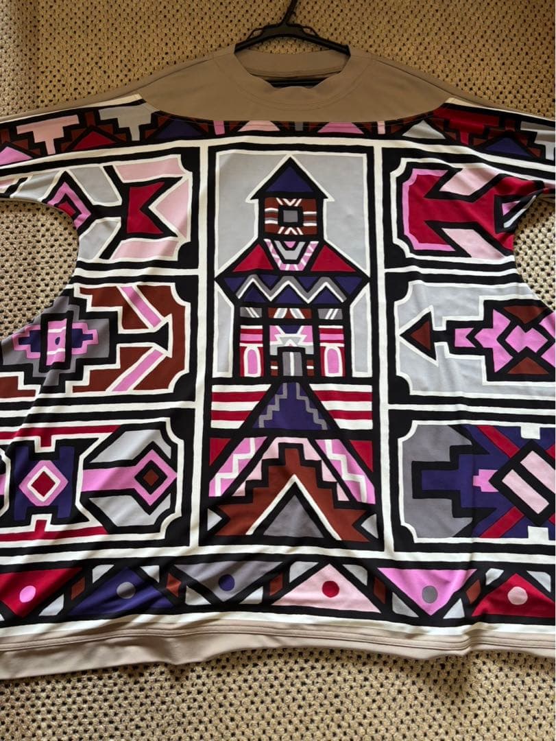 『美品』⭐️トクコプルミエヴォル⭐️ベージュに幾何学でカラフルなプリントでサイド大❣️