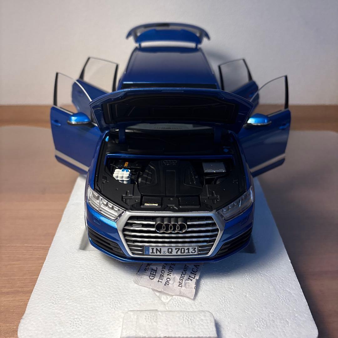 ミニチャンプス　Audi アウディ　Q7 1/18スケール ミニカー　ブルー