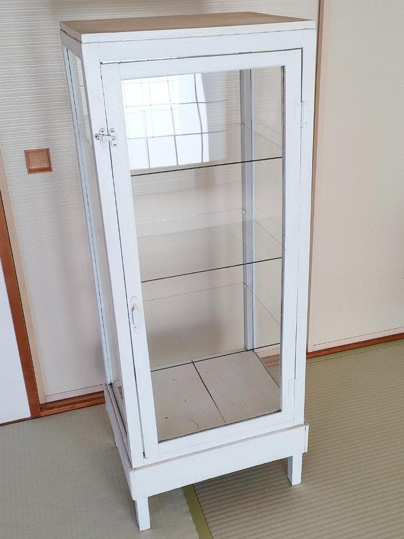 古いガラスのキャビネット