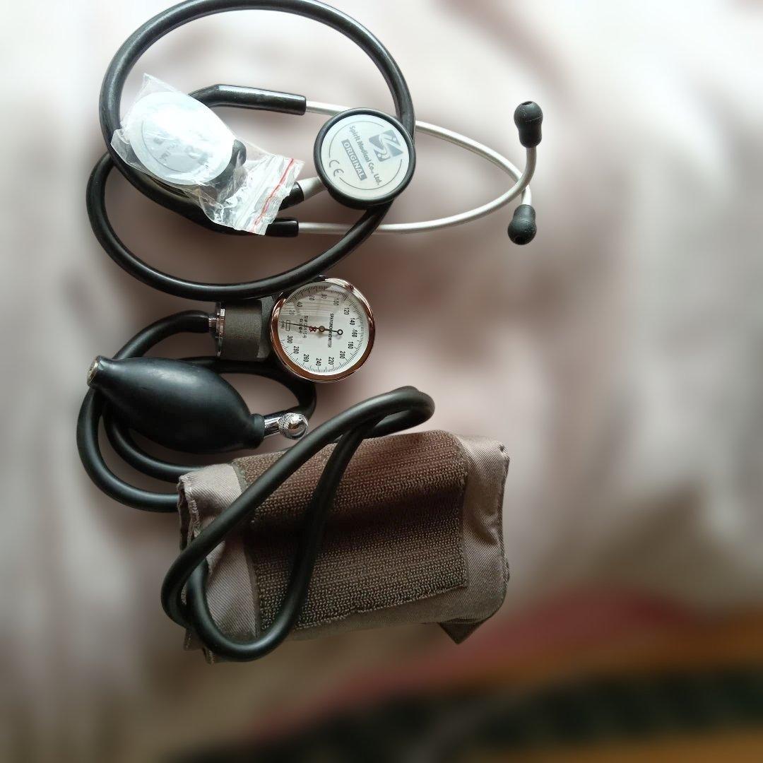 血圧計と聴診器のセット
