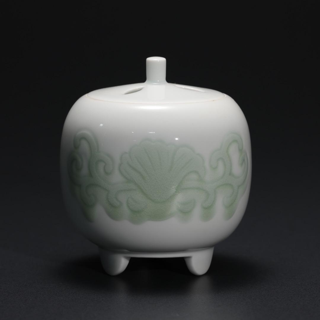 井上萬二作　人間国宝　白磁緑釉彫文香炉　共箱　R1167お12