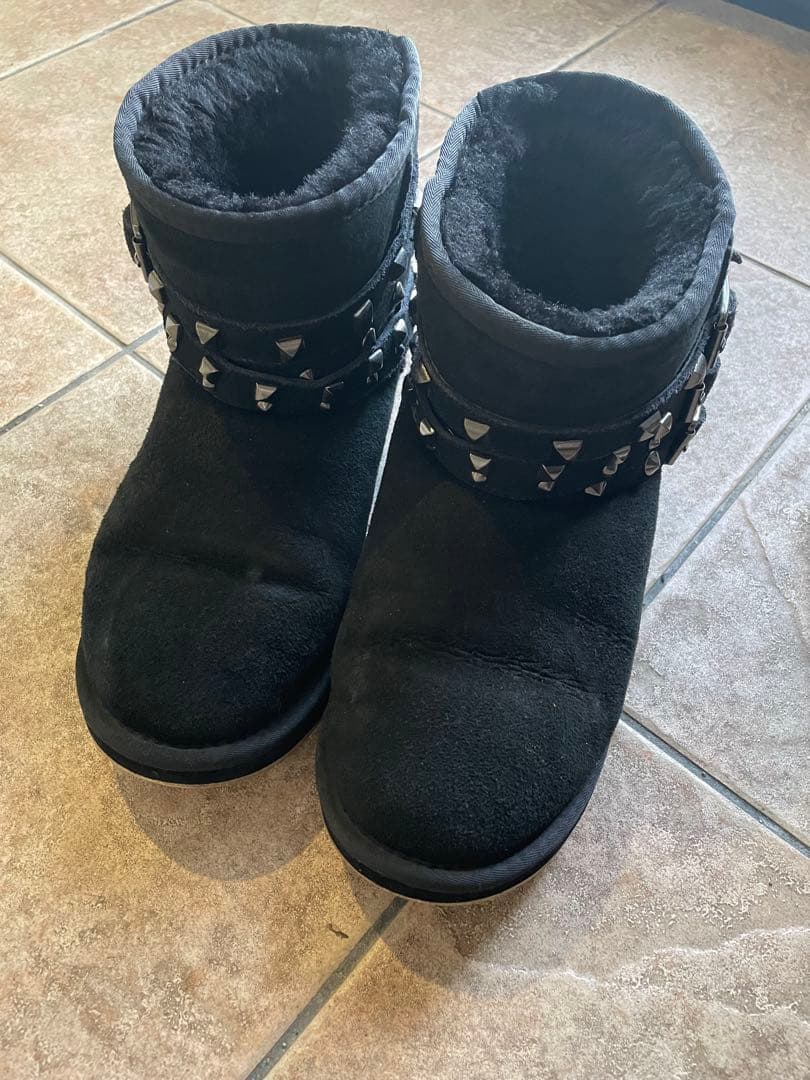 UGG スタッズ付き ブラックムートンブーツ