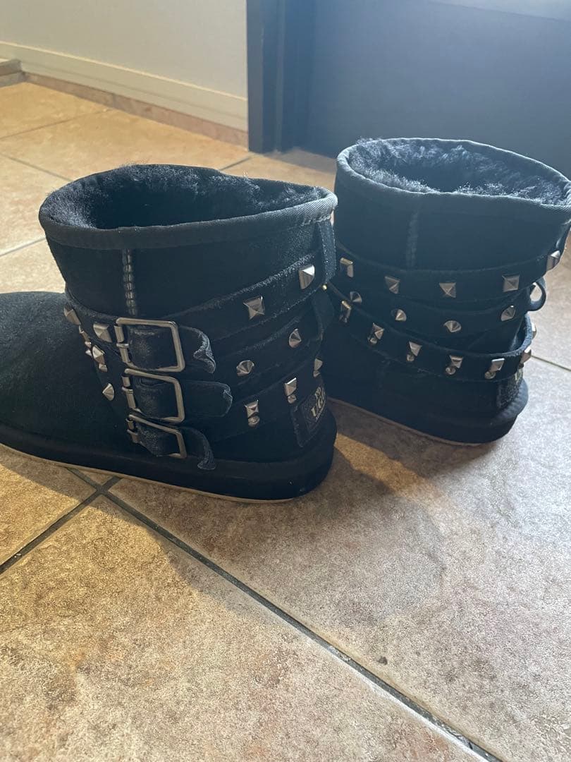 UGG スタッズ付き ブラックムートンブーツ
