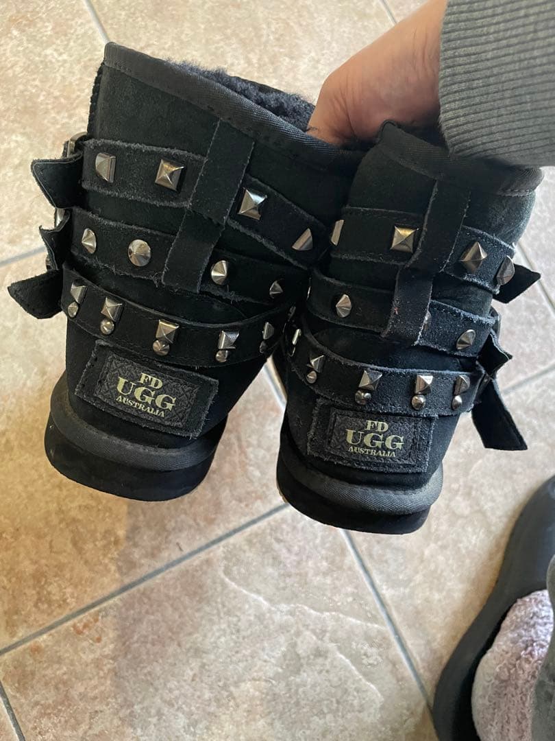 UGG スタッズ付き ブラックムートンブーツ