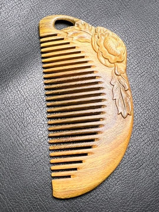 0725122  高品質　檀木櫛　牡丹彫り50＊118ミリ