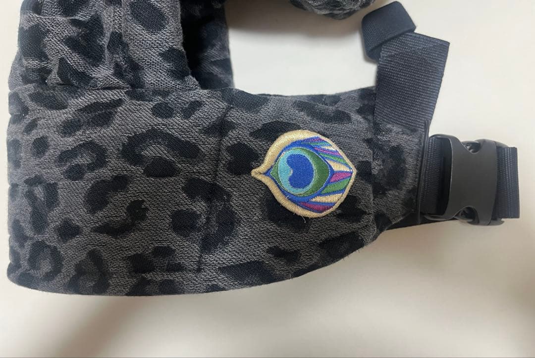 アーティポッペ　抱っこ紐　前向きインサート付 レオパードグレー