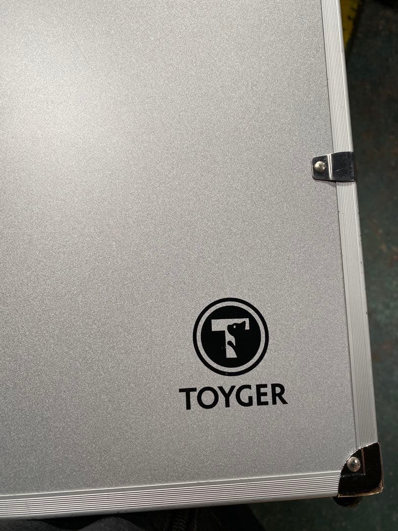 最終価格　TOYGER アタッシュケース シルバー