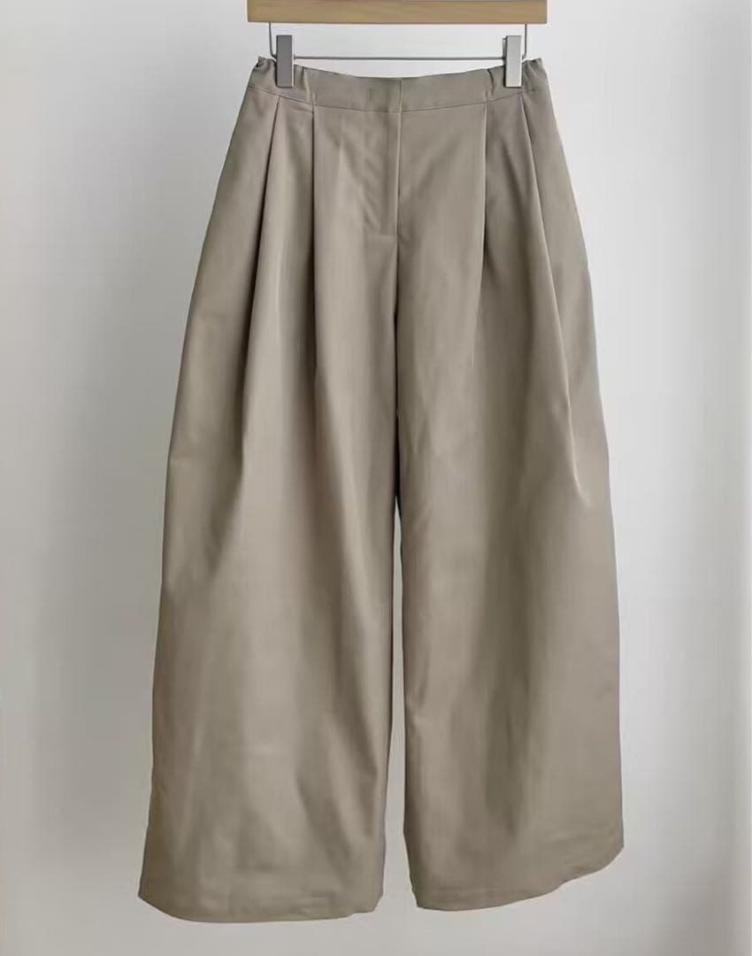 Amomento ベージュ プリーツ入り ワイドパンツ