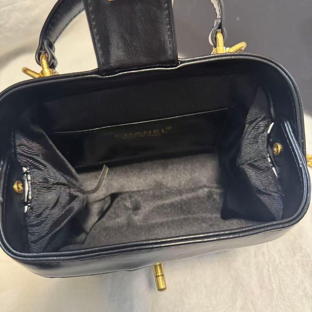 VIP限定 ノベルティキルティングチェーンショルダー エナメル バッグ