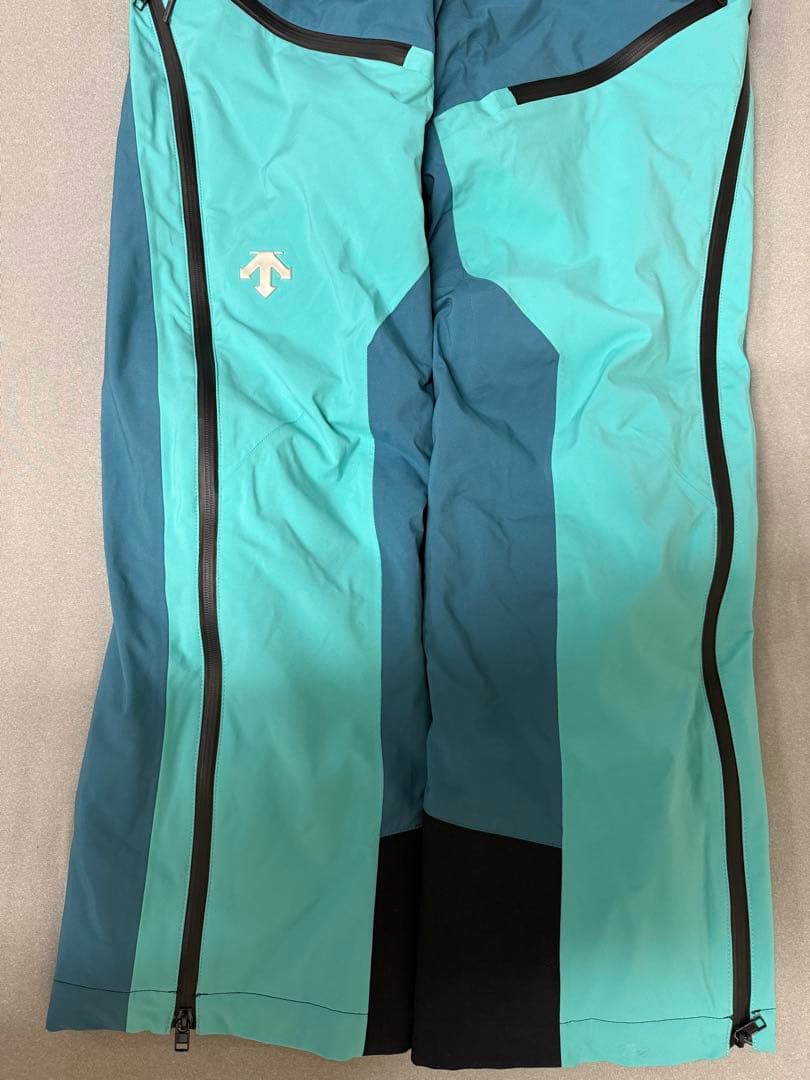 デサント スキーウェア上下　Mサイズ 2024モデル