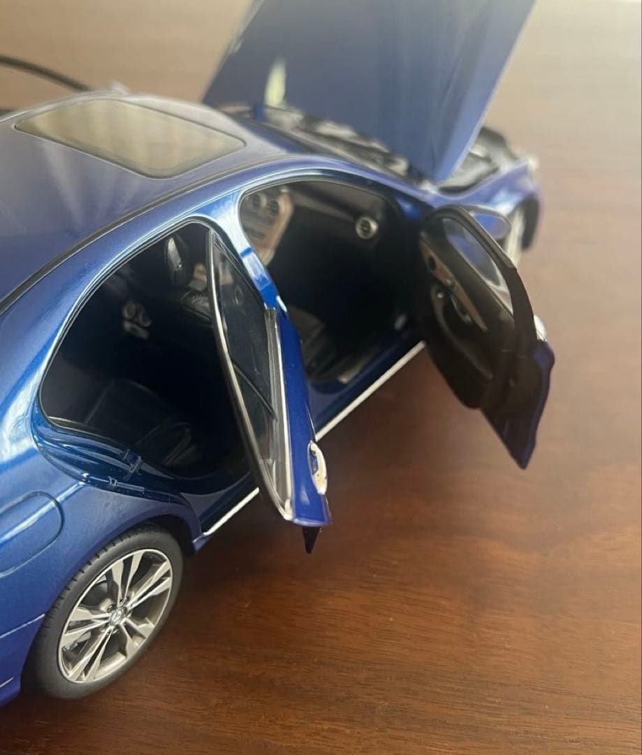 ベンツ　Cクラスモデルカー　濃紺　スケール 1/18　レプリカ