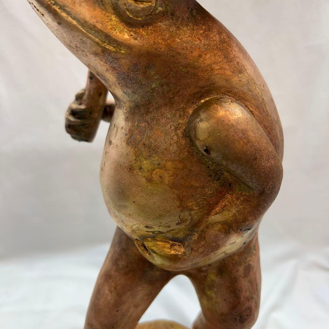 カエル（蛙）が葉っぱの傘を持ってる真鍮の置物