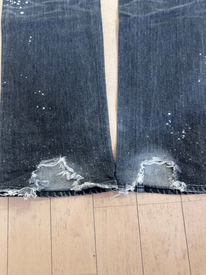 ナンバーナインのグランジデニム、ブラック