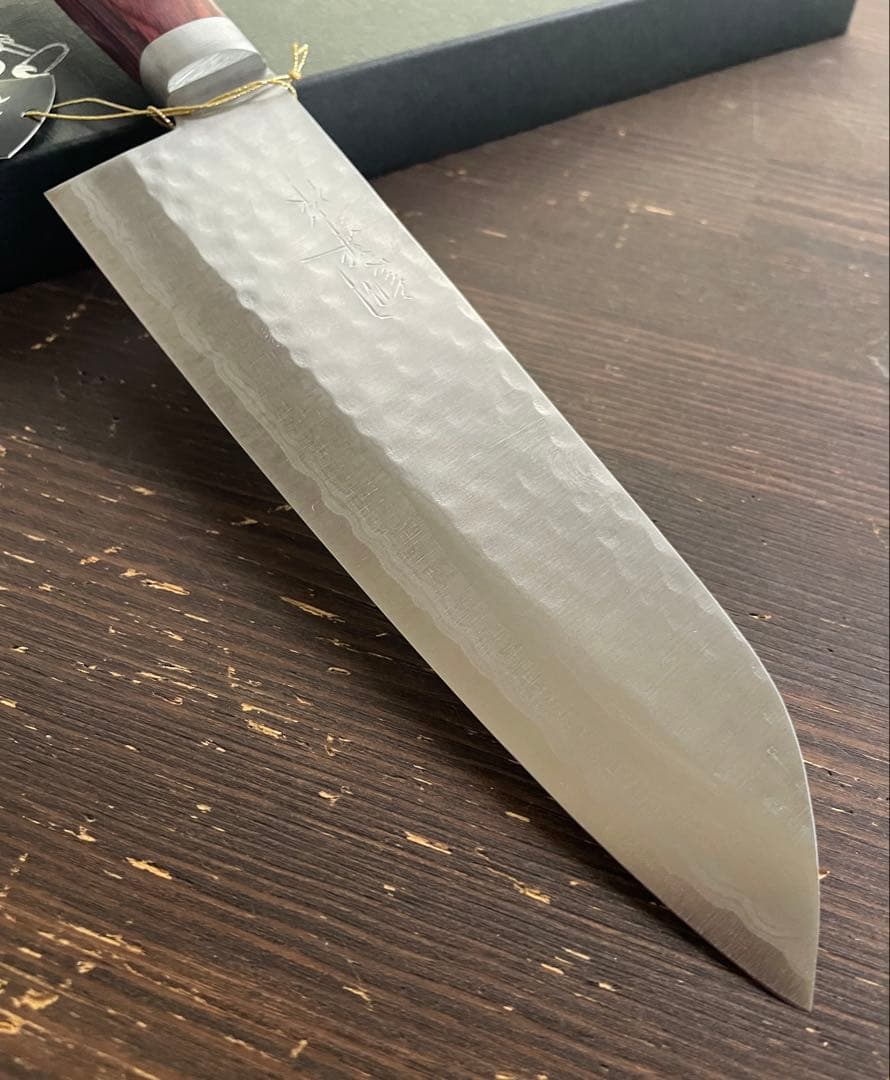 増谷刃物 訓平作 三徳包丁 VG10ステンレス 積層槌目 刻流 口金有 レッド柄