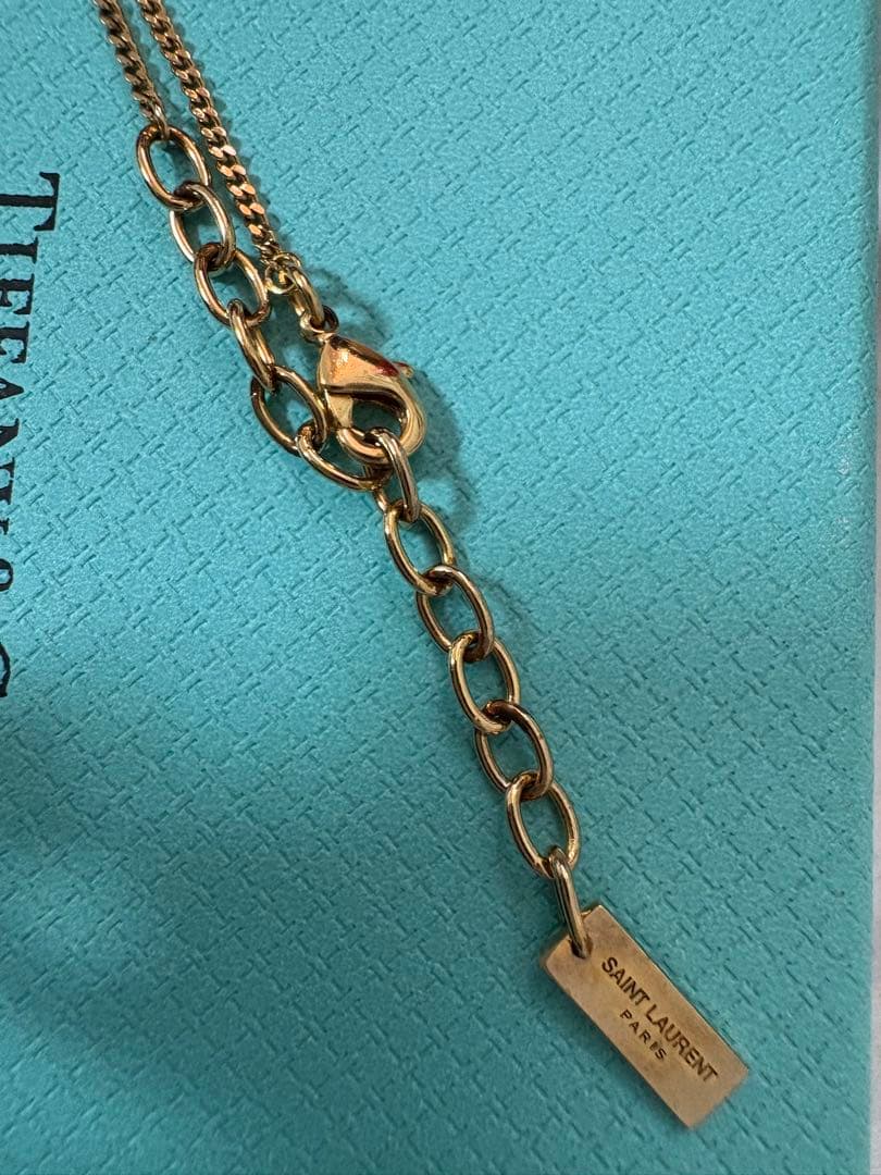 カサンドラ YSLモノグラム ツイスト ペンダント