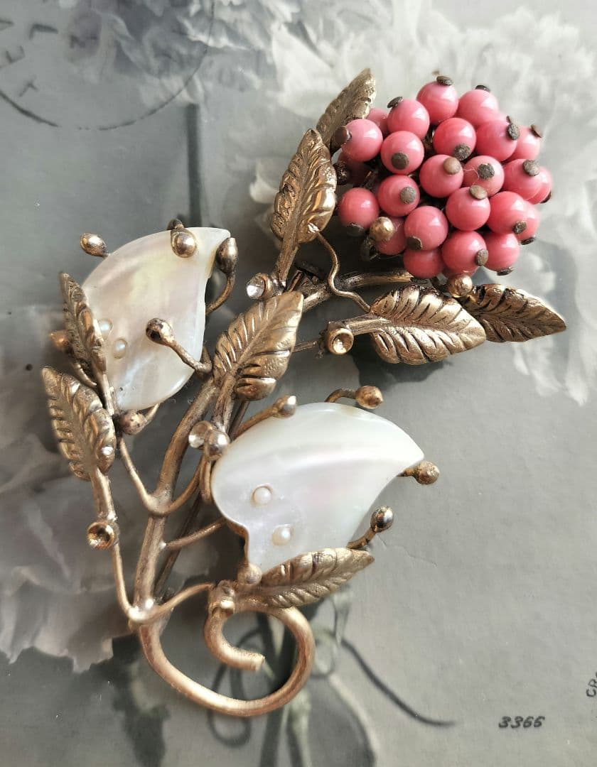 コーラルカボションの花 シェル 貝細工 ブローチ ヴィンテージと他2点