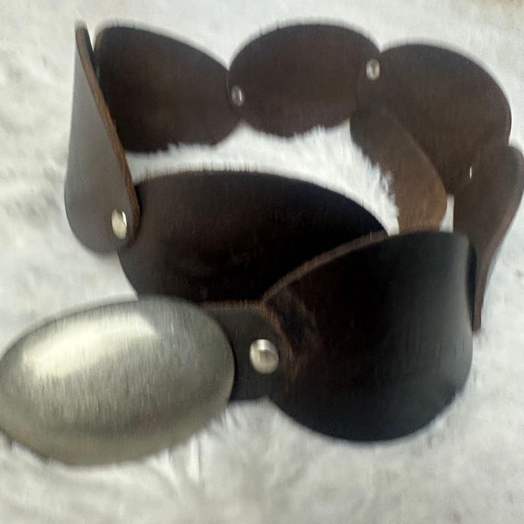 ヴィヴィアン レザーベルト フラワーデザイン オーブ型押印