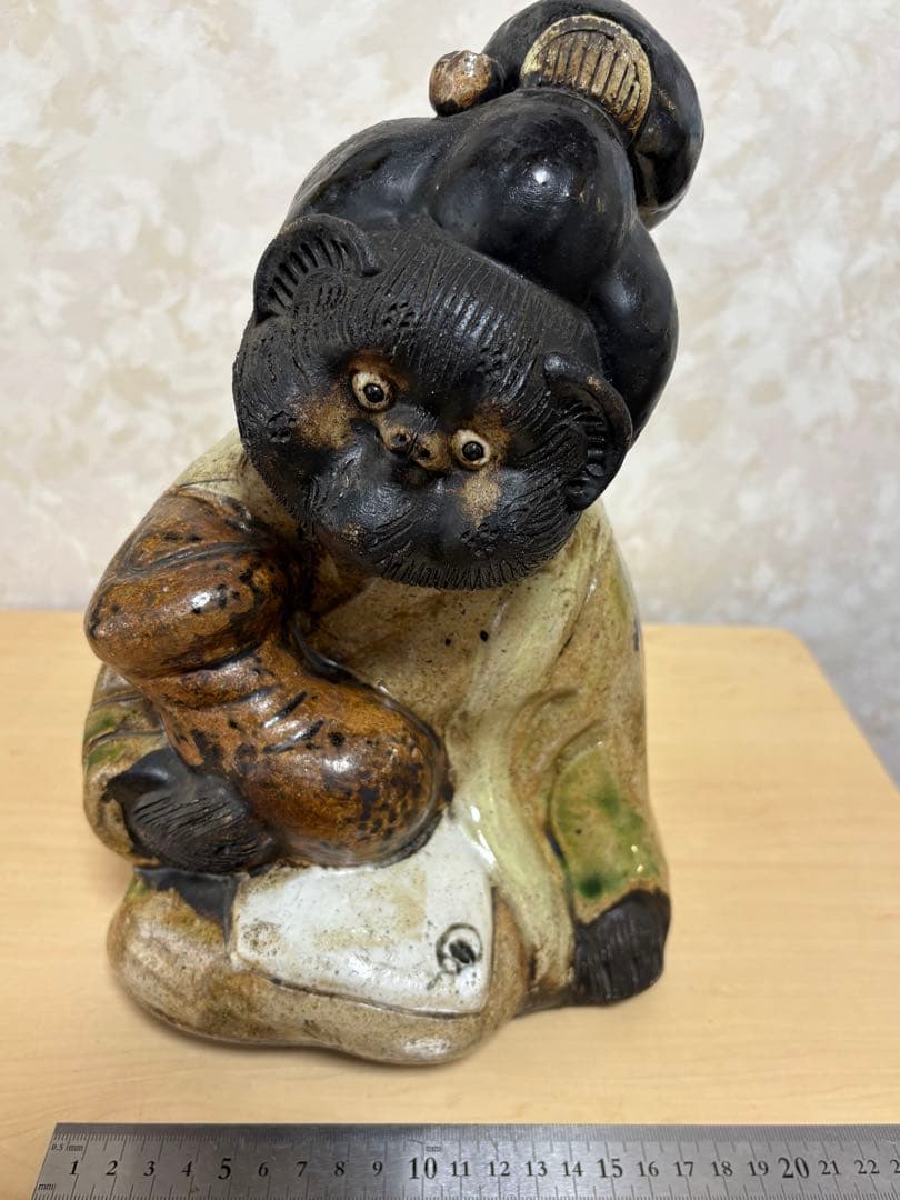 信楽焼　松茸を持つタヌキの置き物　狸庵　金運　商売繁盛　アンティーク