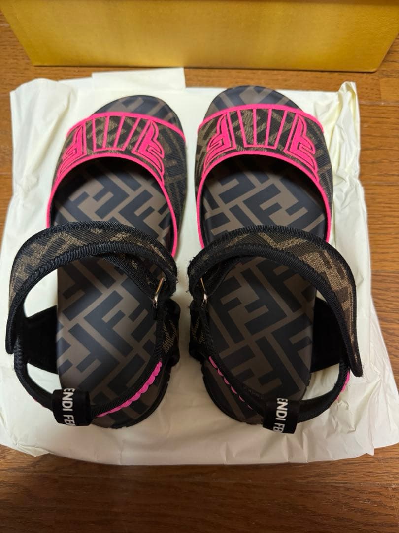 FENDI サンダル ブラック/ピンク