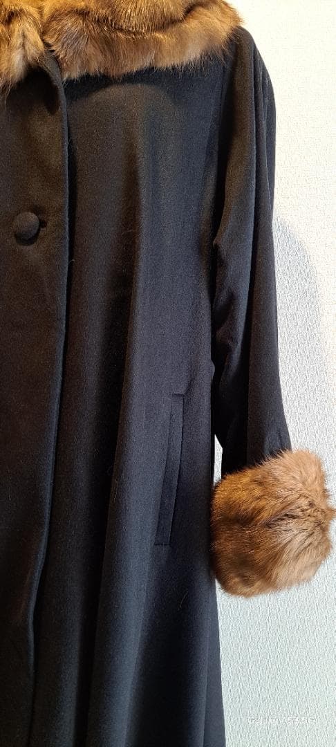 黒のロングコートファー(セーブル）襟。袖付き