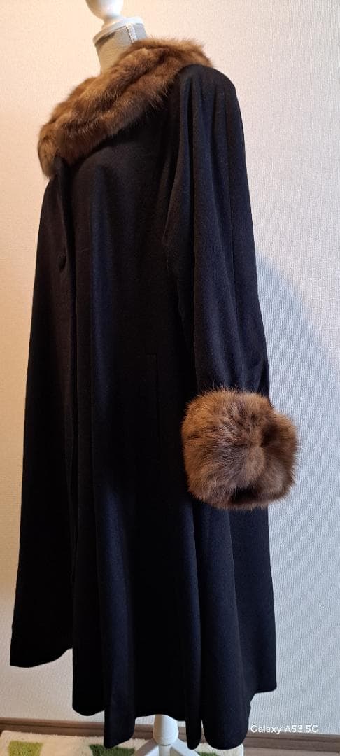 黒のロングコートファー(セーブル）襟。袖付き