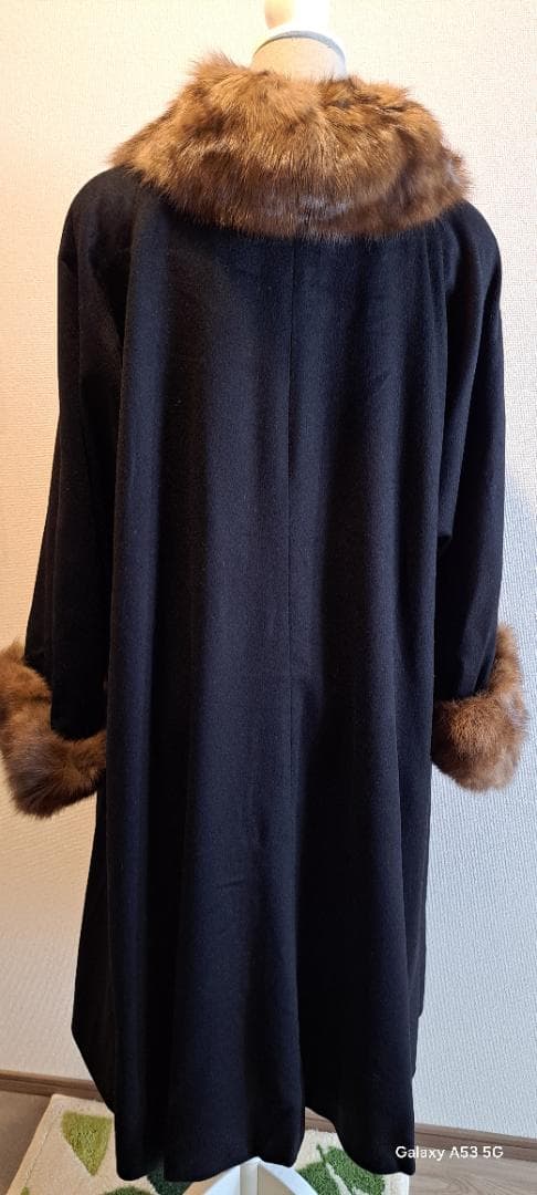 黒のロングコートファー(セーブル）襟。袖付き
