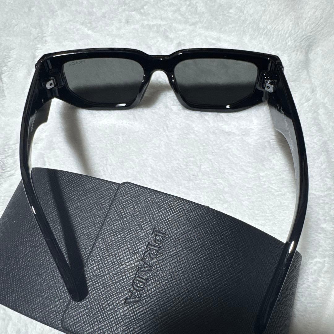 PRADA トライアングルロゴサングラス　スクエア