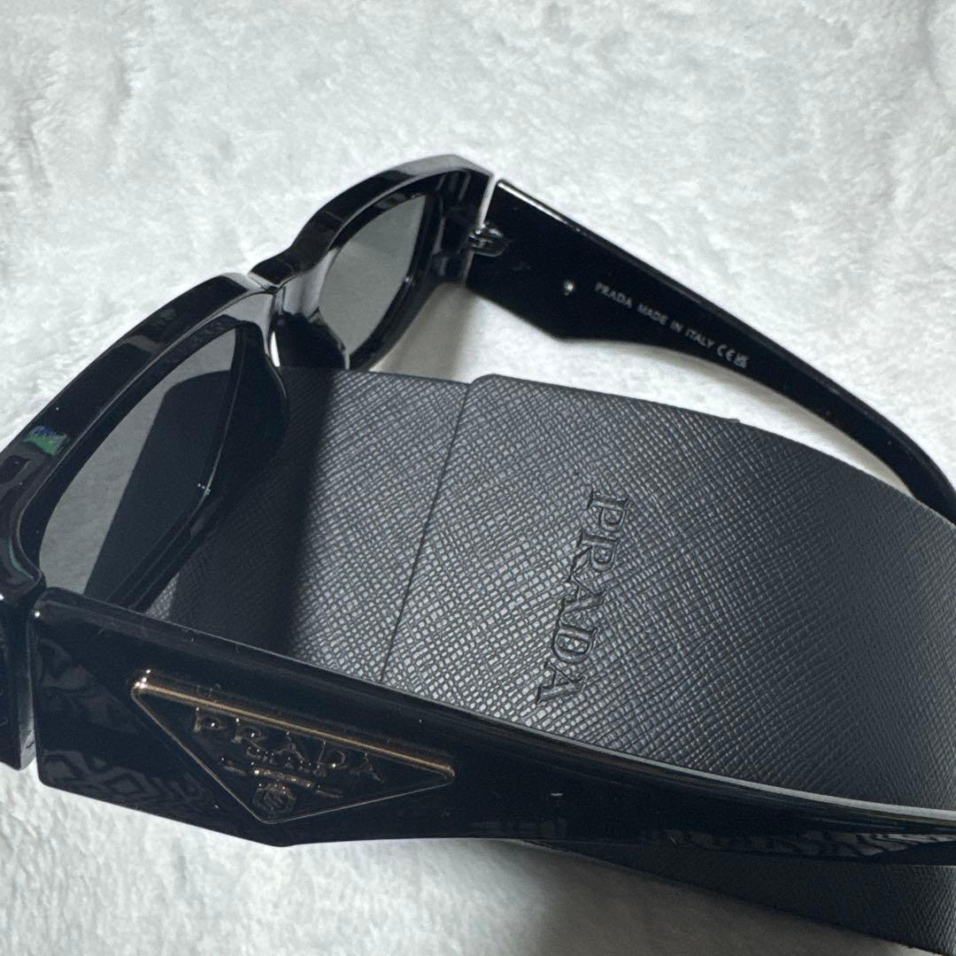 PRADA トライアングルロゴサングラス　スクエア
