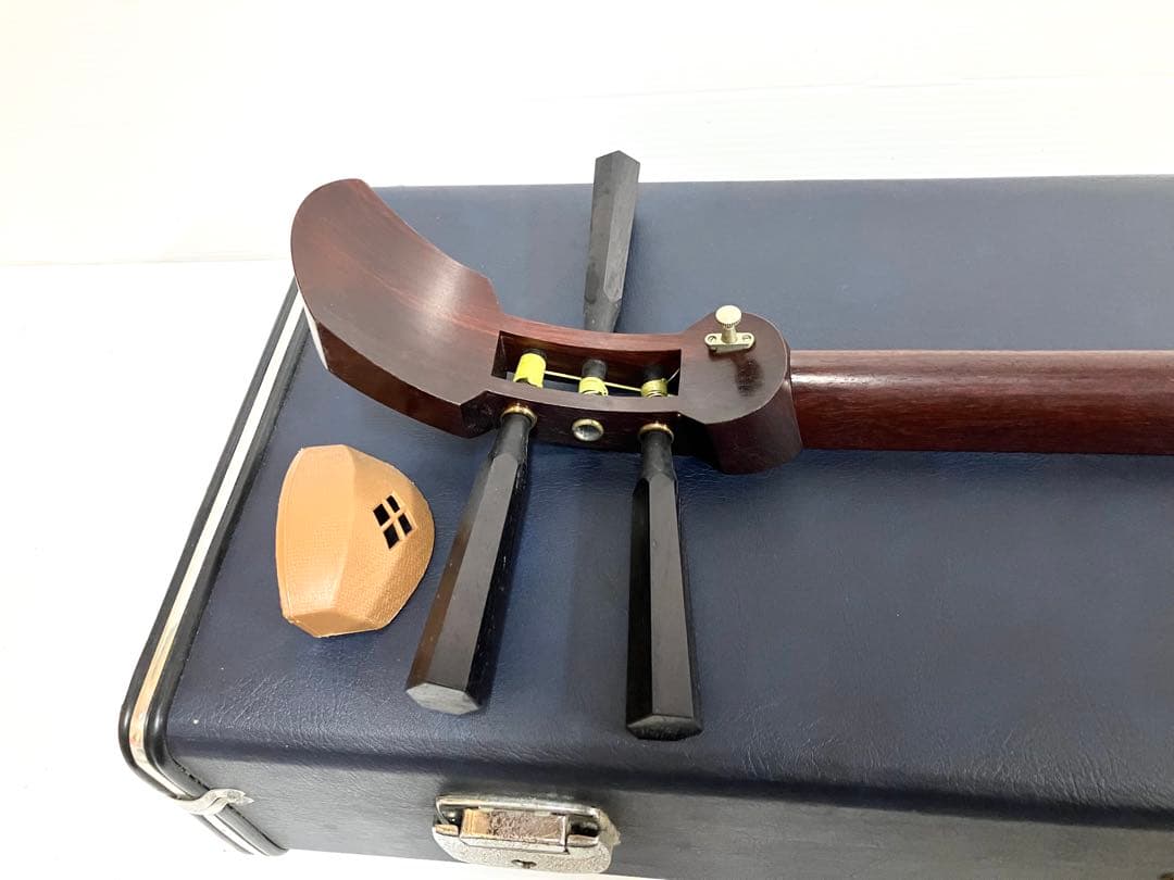 美品◆民謡三味線◆紅木 中棹 東さわり 皮破れ無 鼈甲撥／竹駒／替え弦／ケース付