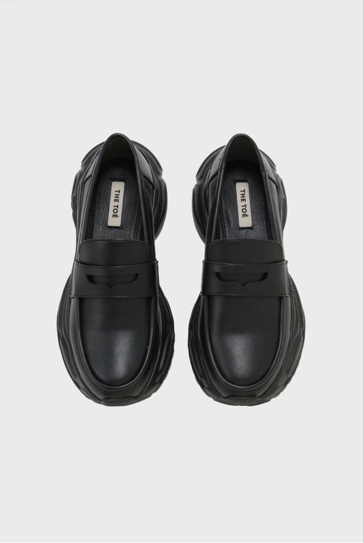 THETOE ブラックレザー厚底ローファー