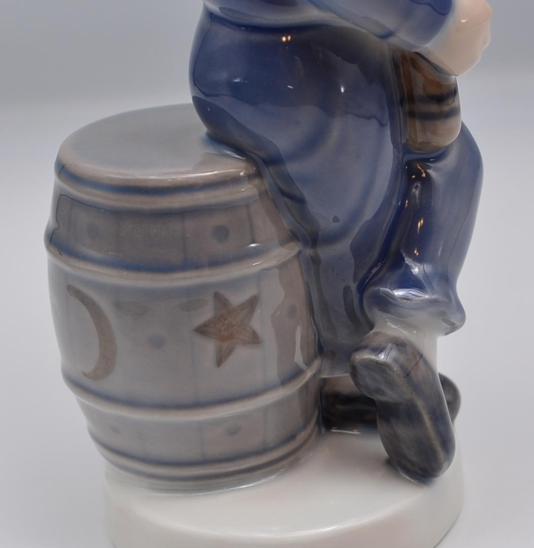 樽に座る少年　＃4524　★ロイヤルコペンハーゲン　デンマーク　ヴィンテージ