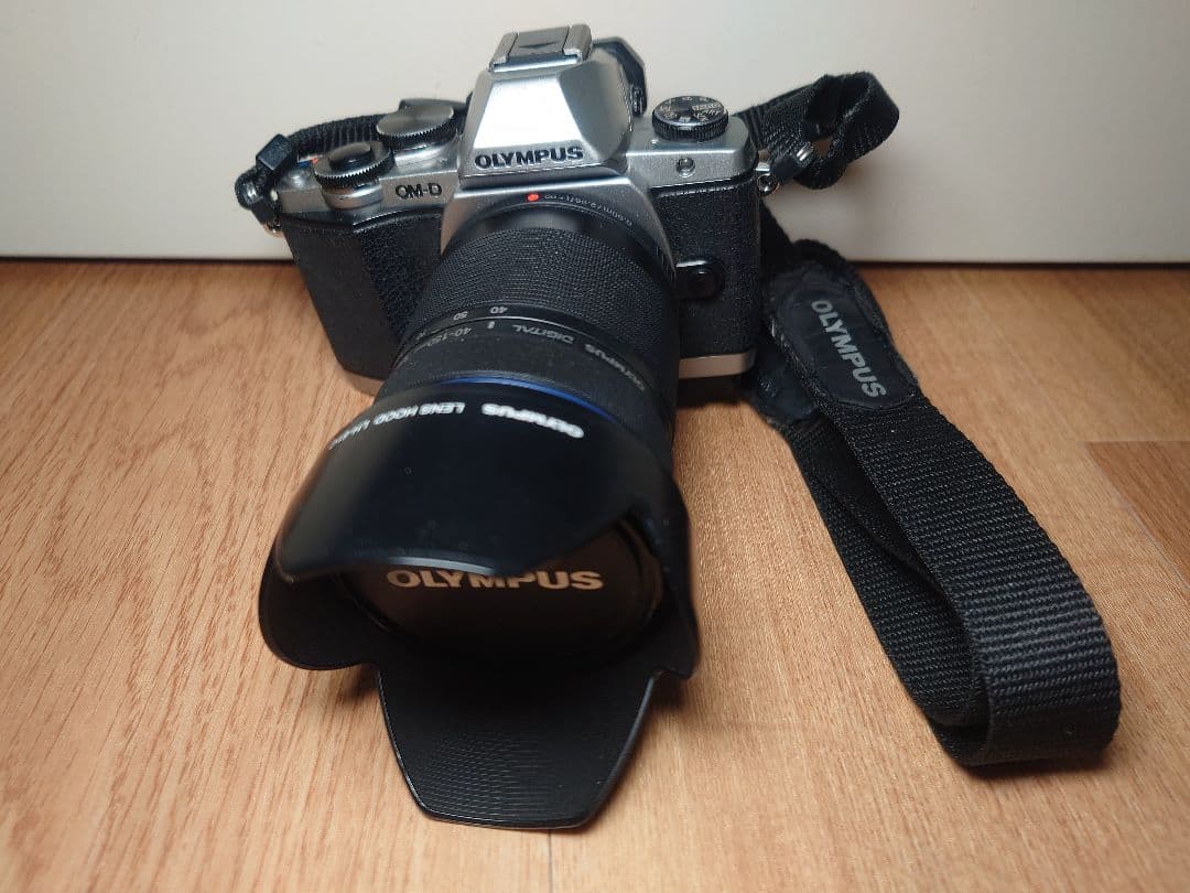 OLYMPUS OM-D E-M10 40-150mm F4.0-5.6R 付き