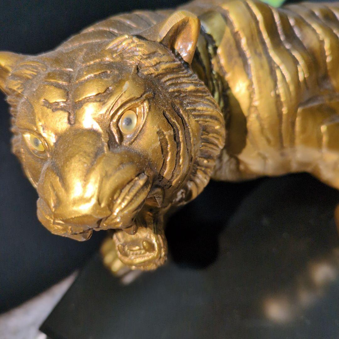 金属製　金色　虎　彫刻　皇貴 工芸品　置物
