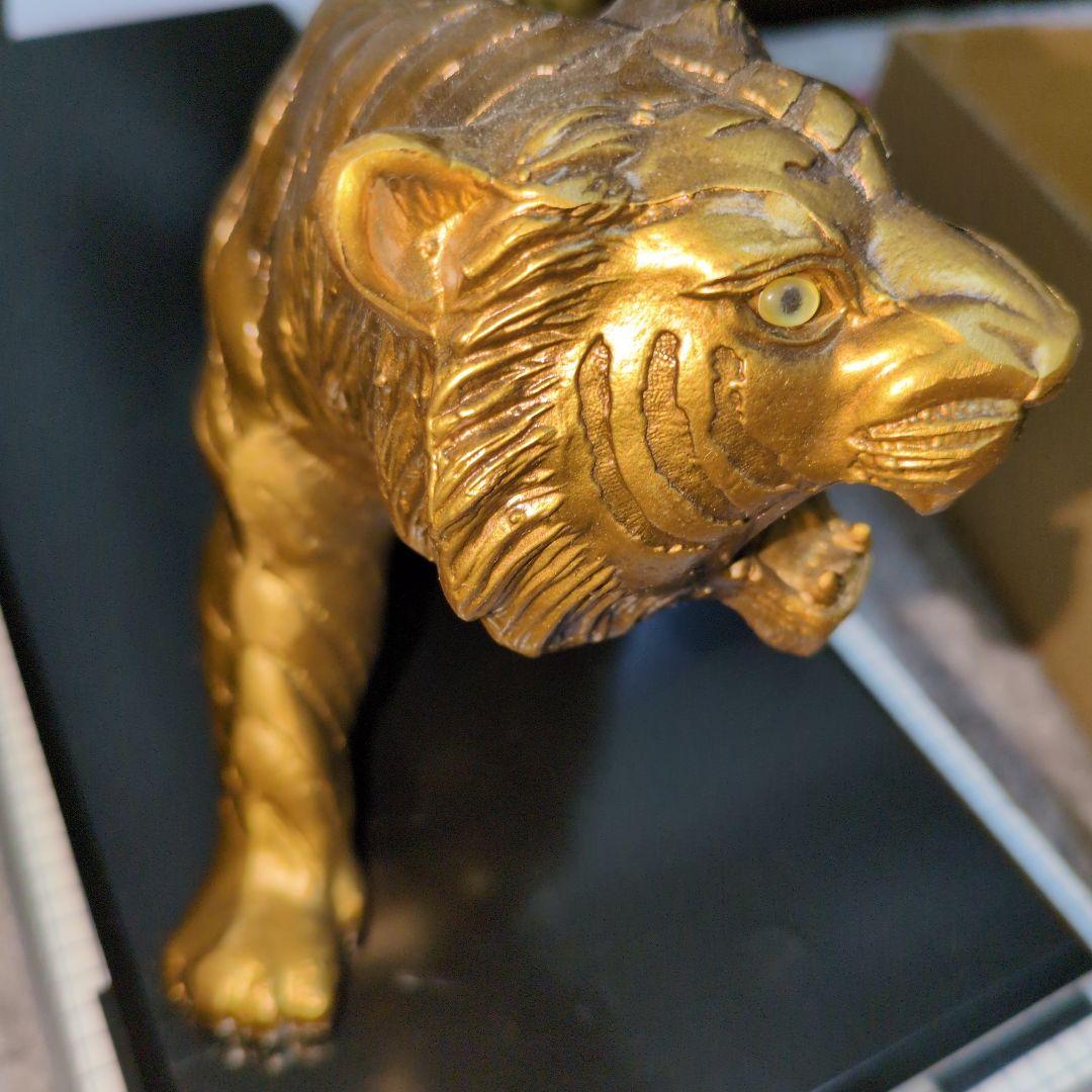 金属製　金色　虎　彫刻　皇貴 工芸品　置物