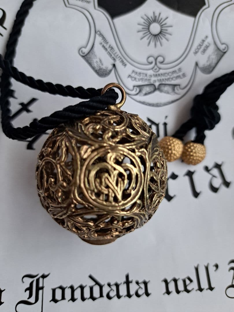 サンタマリアノヴェッラ　ポプリケースゴールド　小さめ球体