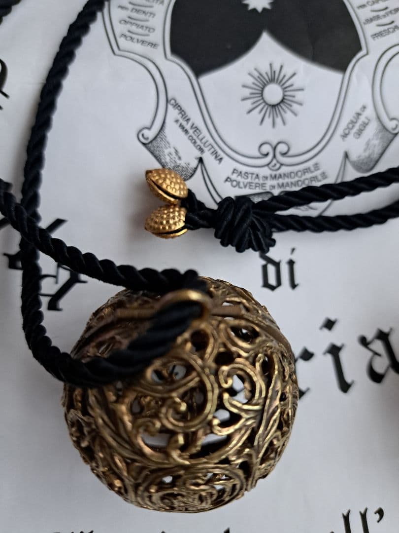 サンタマリアノヴェッラ　ポプリケースゴールド　小さめ球体