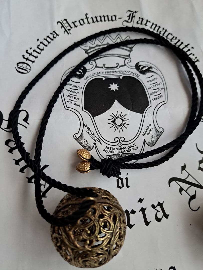 サンタマリアノヴェッラ　ポプリケースゴールド　小さめ球体