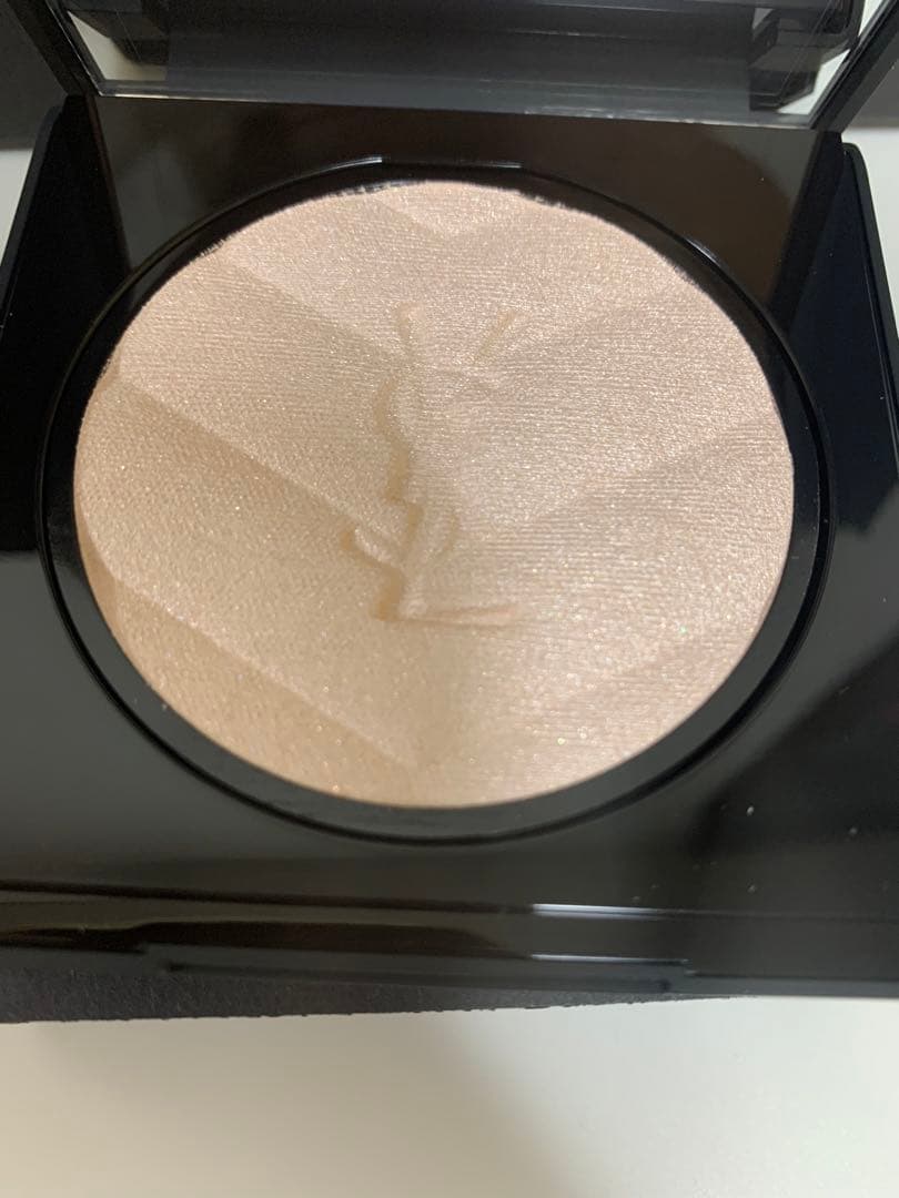 【新品】イヴサンローラン　オールアワーズ ハイパールミナイザー 01番