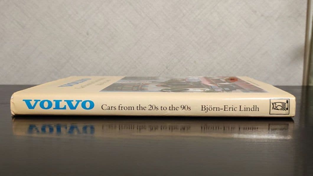 Volvo: Cars from the 20's to the 90's 洋書