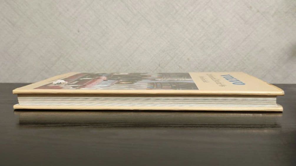 Volvo: Cars from the 20's to the 90's 洋書