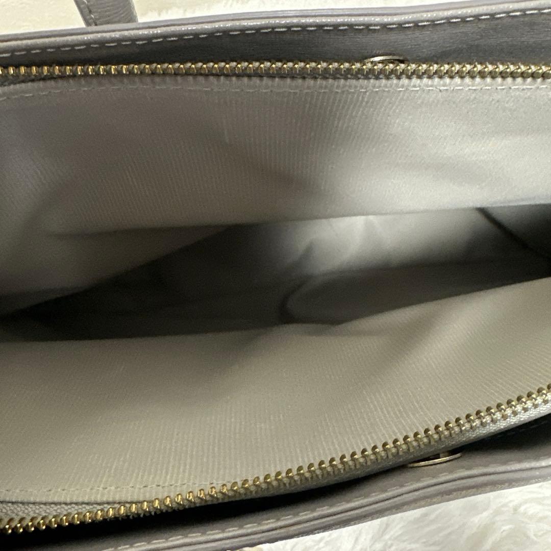 美品✨フルラ テッサ トートバッグ レザー グレー　底鋲 自立 A4 通勤 通学