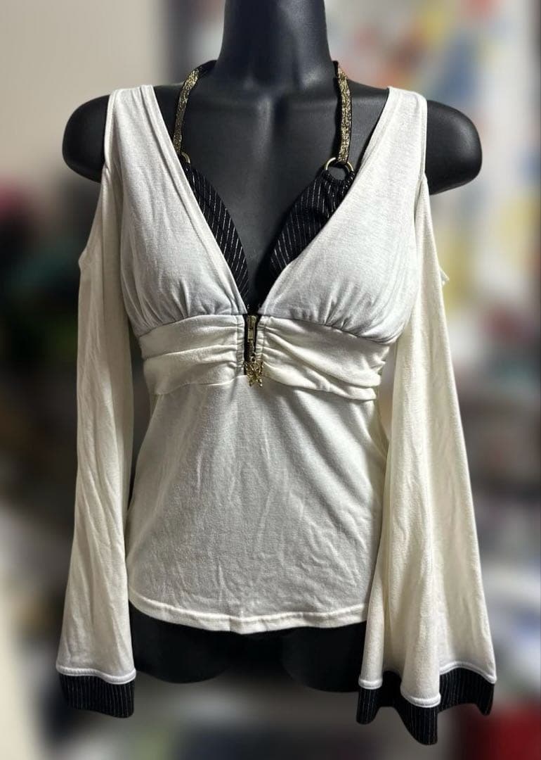d.i.a ホワイト Vネック 長袖トップス ジッパー付き