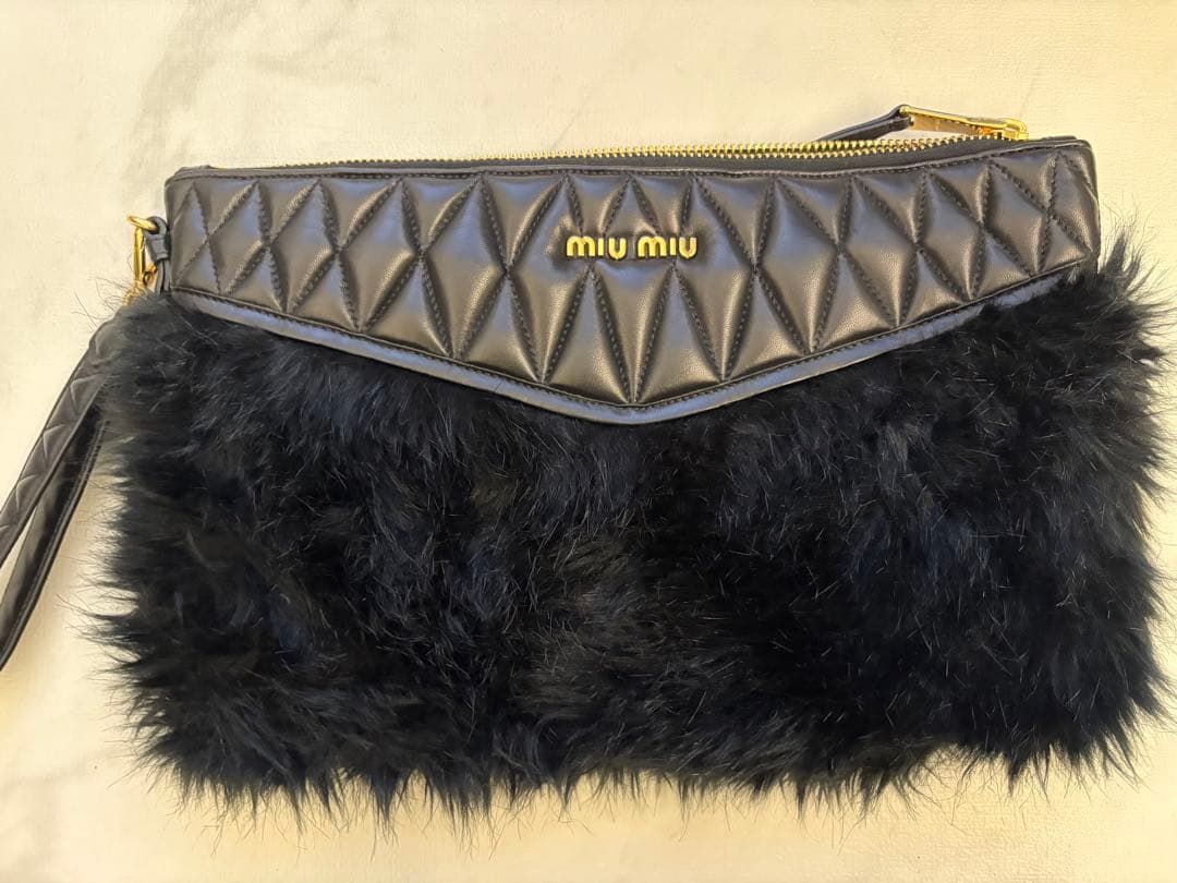 miumiuファークラッチ