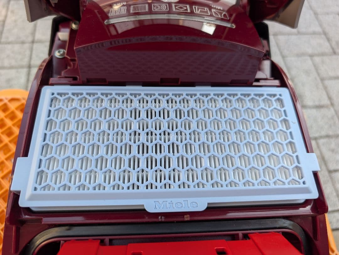【歳末特価】Miele　ミーレ　掃除機　レッド　S4582